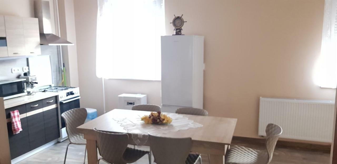 Lotti Apartman Kiskunhalas Luaran gambar